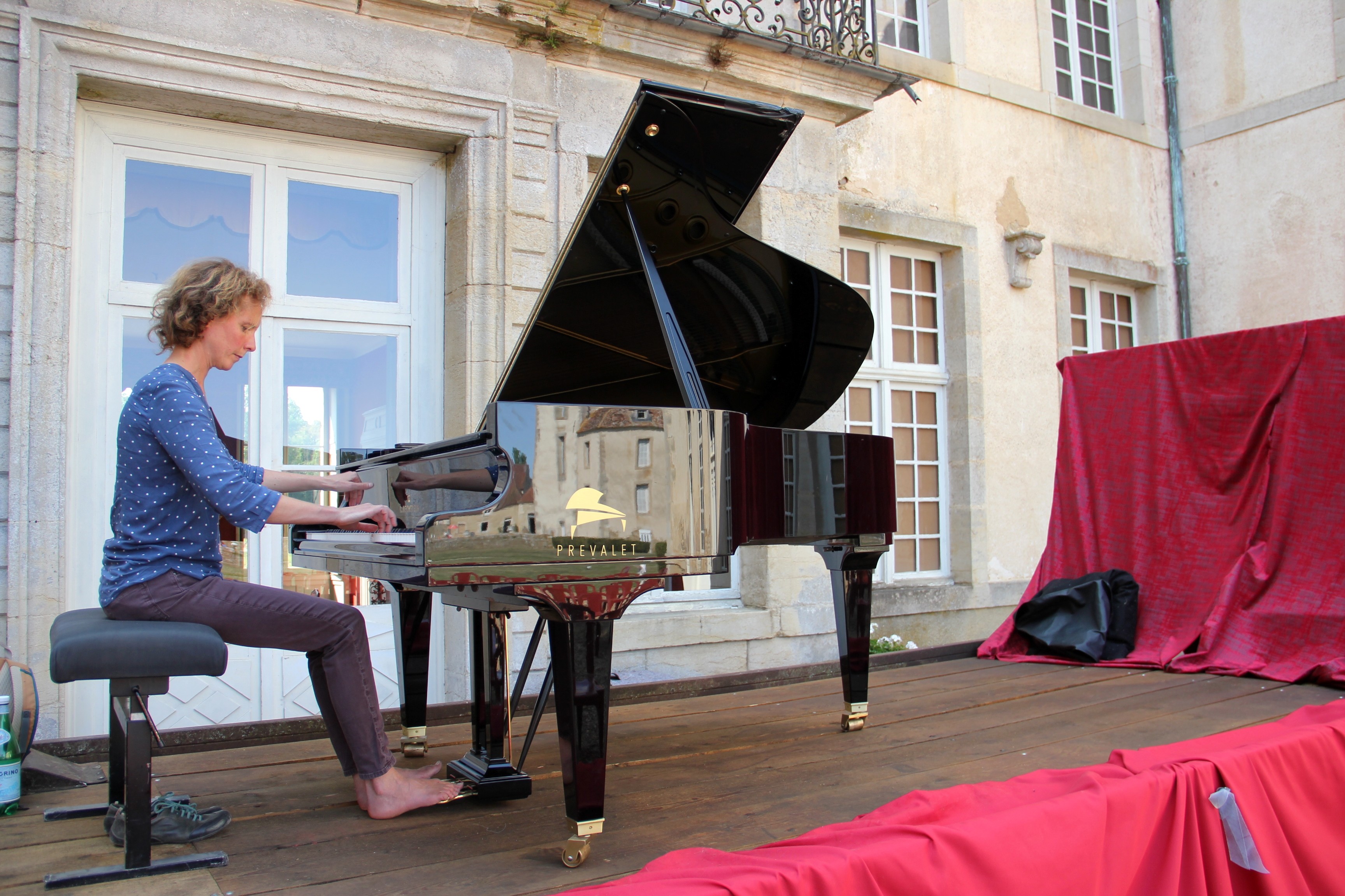 Juliette Mazerand découvre l'excellente acoustique de la cour du château de Commarin